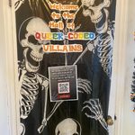 Door sign with two skeletons.