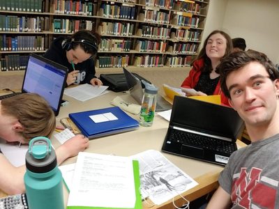 Impression of studying with friends in the libe