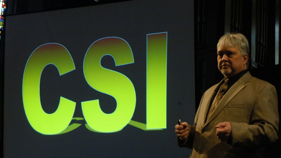 Foresenic pathologist Gary Telgenhoff recently visited Carleton.