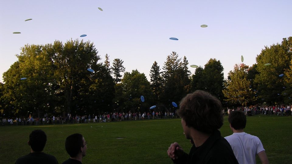 New students at the annual first Frisbee toss.