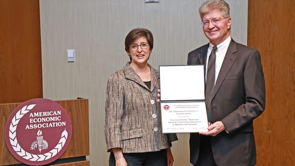 Carleton professor receives award