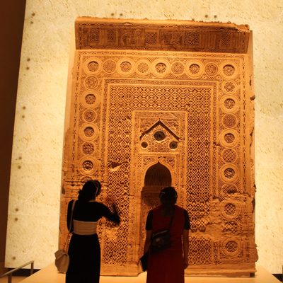 Students Viewing Art at Museum Africa & Arabia