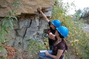Introductory Geology Classes Take To The Field