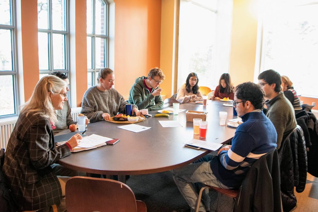 Carolyn Fure-Slocum ’82 leads an early-morning breakfast meeting with her student chaplain’s associates
