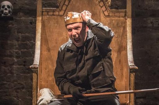 ralph fiennes wearing a crown